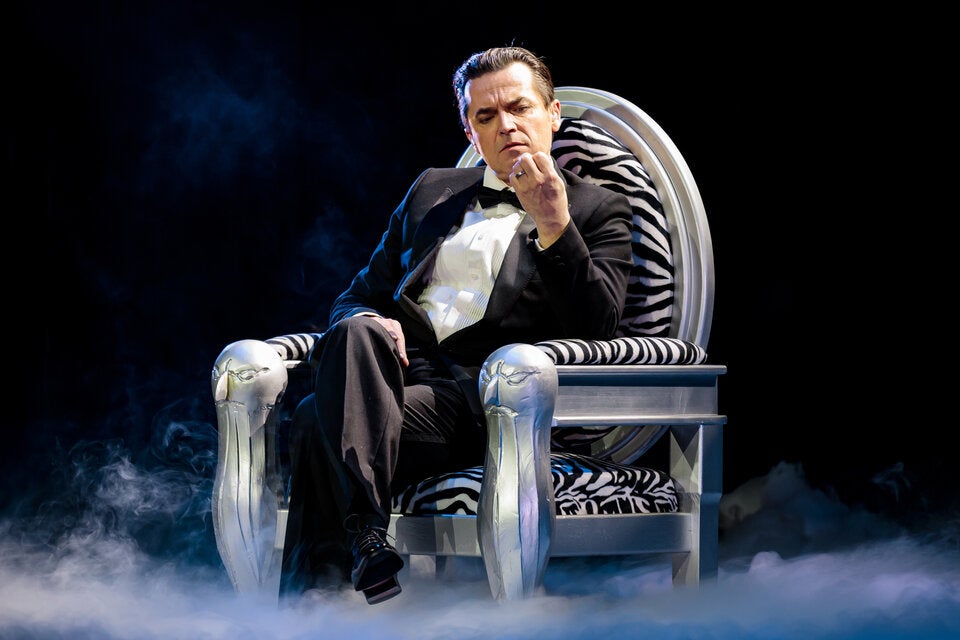 „Falco meets Amadeus“ rockt mit Puff, Basti und Hitler