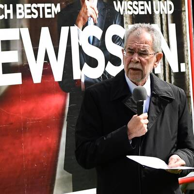 Van der Bellen zeigt neue Wahl-Plakate