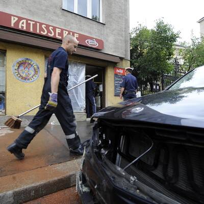 Mercedes rast in Wiener Schanigarten