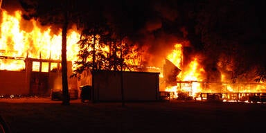 NÖ: Großbrand in Kunststoff-Fabrik