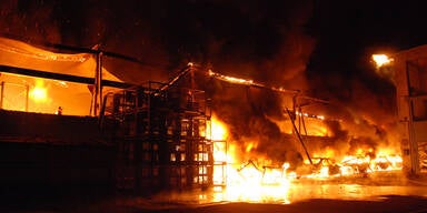 NÖ: Großbrand in Kunststoff-Fabrik