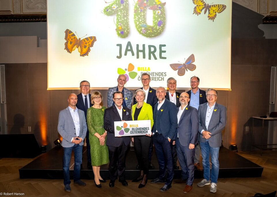Billa-Gala 10 Jahre blühendes Österreich: (v.l.n.r.): Johannes Rüdisser (Uni Innsbruck), Josef Peck (Vorstand LGV Sonnengemüse), Maria Patek (Vorständin Blühendes Österreich), Robert Nagele (BILLA Vorstand und Vorstand Blühendes Österreich), Ronald Goderie (Vorstand Grazelands Rewilding), Tanja Dietrich-Hübner (Vorständin Blühendes Österreich), Erich Szuchy (BILLA Vorstandsvorsitzender), Ronald Würflinger (Generalsekretär Blühendes Österreich), Josef Taucher (Klubobmann SPÖ Wien), Michael Paterno (BILLA Vorstand), Gábor Wichmann (Vorstand Blühendes Österreich) und Peter Huemer (Vorstand Blühendes Österreich) bei der Gala zu zehn Jahre „Blühendes Österreich“.