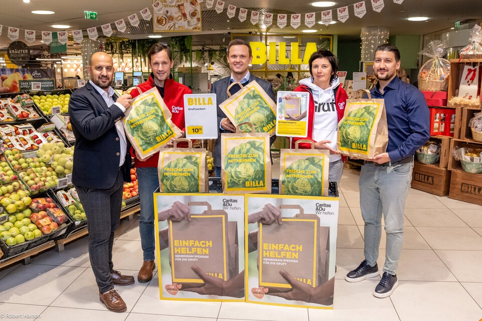 BILLA_Gruftsackerl: (v.l.n.r.): Hamed Mohseni (BILLA Vertriebsdirektor in Wien), Klaus Schwertner (Caritasdirektor), Alexander Poropatits-Anderl (BILLA Vertriebsleiter), Elisabeth Pichler (Leiterin Gruft) und Teoman Tiftik (BILLA Vertriebsmanager) mit den Gruftsackerl, die in 100 BILLA und BILLA PLUS Märkten in Wien erhältlich sind.