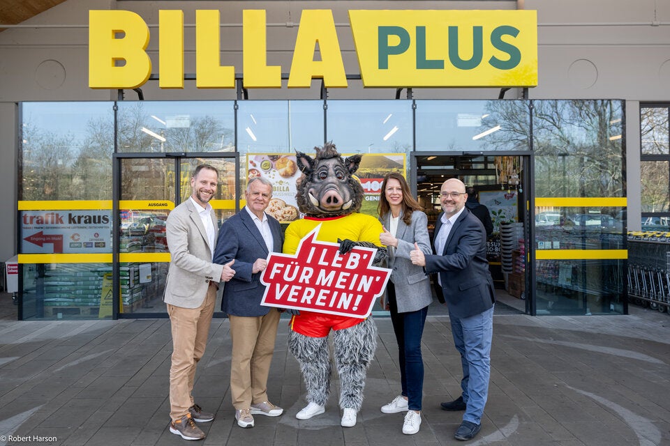 (v.l.n.r.): Kai Pataky (BILLA Vorstand Vertrieb), Hans Niessl (Sport Austria-Präsident), Maskottchen Ferdl, Barbara Schlenkert (BILLA Gruppenleiterin Customer Relationship Management) und Michael Paterno (BILLA Vorstand Ressort Insights und Consumer) freuen sich auf den Start der beliebten BILLA Aktion „I leb‘ für mein‘ Verein!“.