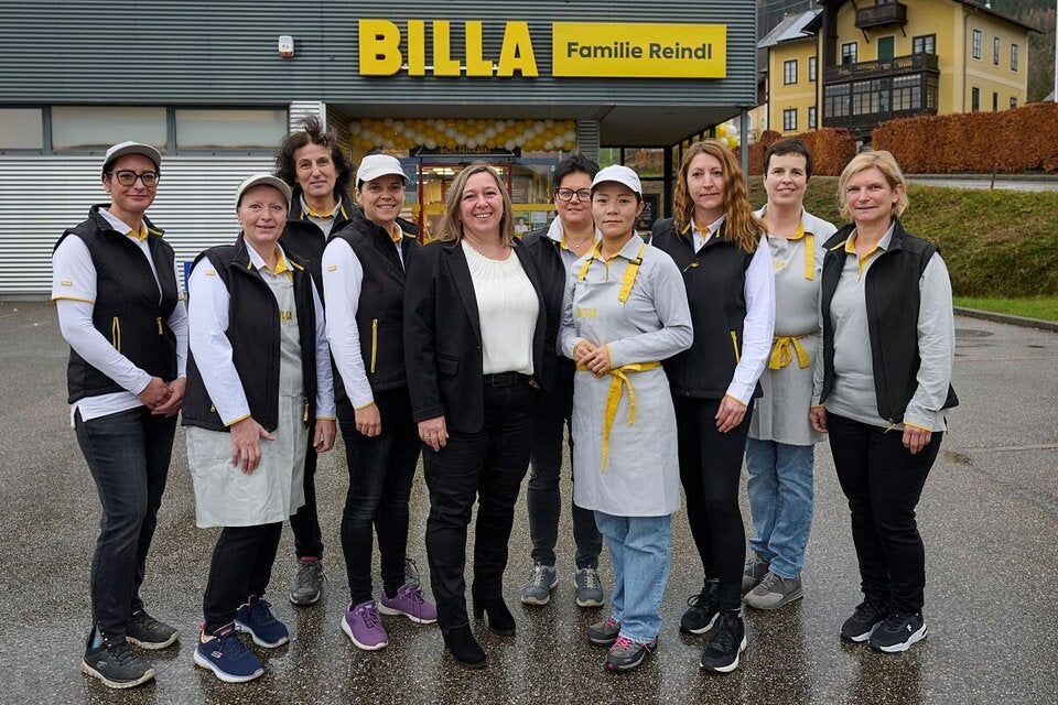 Selbständige Billa-Kauffrau Bernadette Reindl mit ihrem Team.