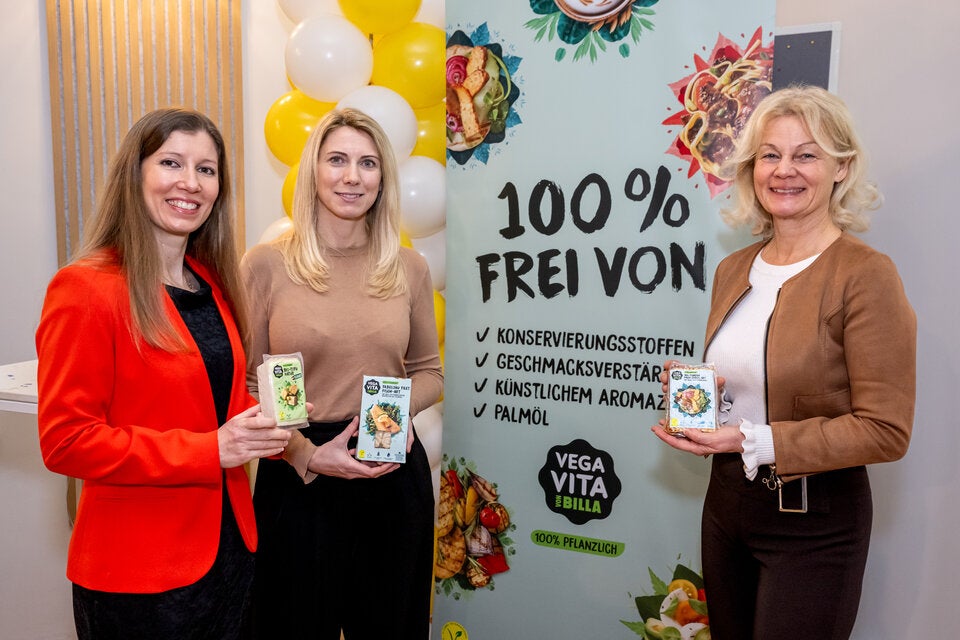 v.l.n.r.: Verena Wiederkehr (BILLA Head of Plant-Based Business Development), Klaudia Atzmüller (BILLA Bereichsleitung Eigenmarken Marketing) und Margit Fensl (Ernährungsberaterin & Bestsellerautorin) präsentieren das „Vegavita Frei von“-Versprechen.