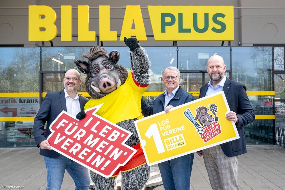 Billa Aktion: (v.l.n.r.): Michael Paterno (BILLA Vorstand Consumer), Hans Niessl (Sport Austria-Präsident) und Harald Mießner (BILLA Vorstand Vertrieb) freuen sich über den Erfolg der dritten Ausgabe der beliebten BILLA-Aktion „I leb‘ für mein‘ Verein!“