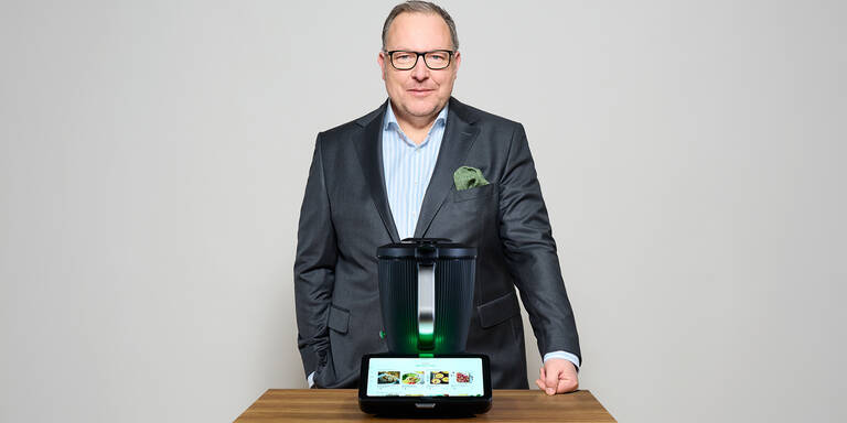 Kopie von Thomas Stoffmehl, der CEO der Vorwerk Gruppe mit dem nagelneuen Thermomix TM7
