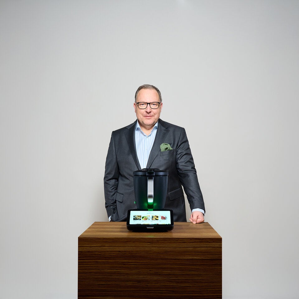 Thomas Stoffmehl, der CEO der Vorwerk Gruppe mit dem nagelneuen Thermomix TM7
