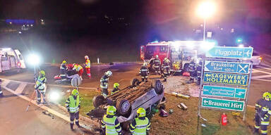 Unfall-Auto auf Dach