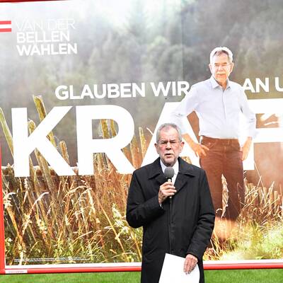 Van der Bellen zeigt neue Wahl-Plakate