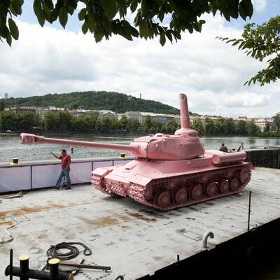 Pinker Panzer schwimmt durch Prag