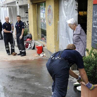 Mercedes rast in Wiener Schanigarten