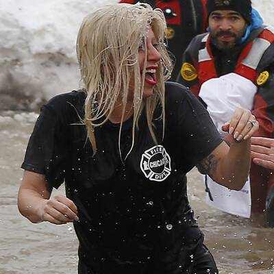 Lady Gaga springt ins Eiswasser