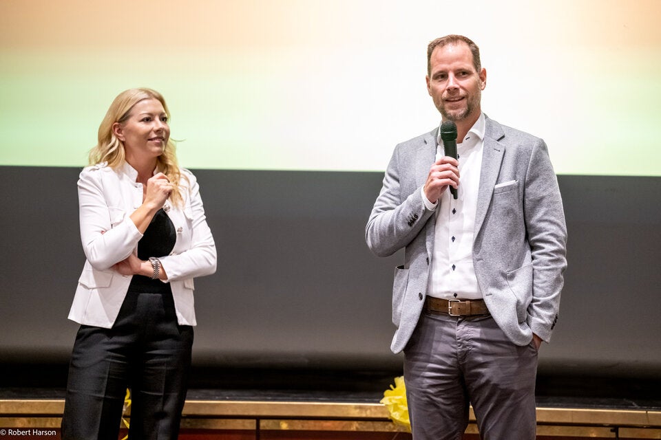 v.l.n.r.: Lisa Köb (BILLA Head of People & Culture) und Kai Pataky (BILLA Vorstand Vertrieb) begrüßten die Lehrlinge.