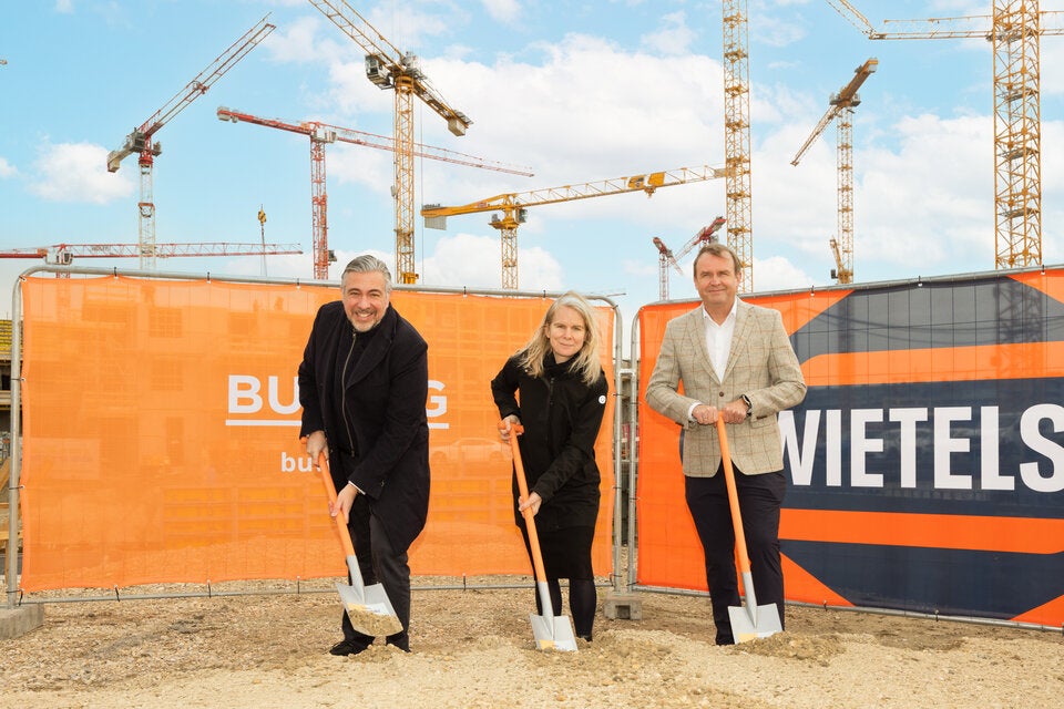 Spatenstich für das Projekt „drygalski“ mit Andre Spatenstich für das Projekt „drygalski“ mit Andreas Holler (BUWOG), Architektin Lina Streeruwitz und Christian Pichler (Swietelsky). v.l.n.r.as Holler (BUWOG), Architektin Lina Streeruwitz und Christian Pichler (Swietelsky). v.l.n.r.