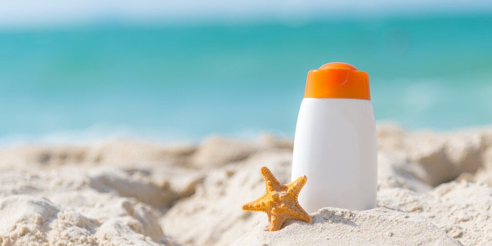 Sonnencreme Flasche am Strand