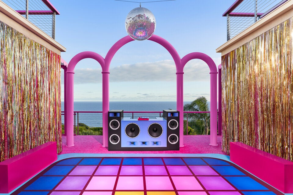 Come on Barbie, let's go Party! Die Villa hat eine hauseigene Disco mit Blick auf Meer.