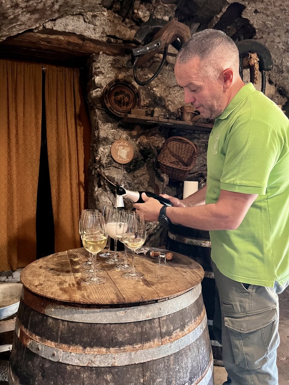 Bei der Matujilicious-Radtour kehren wir bei Franco ein und verkosten den Jarbola-Wein.