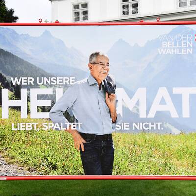 Van der Bellen zeigt neue Wahl-Plakate