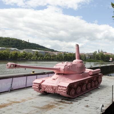 Pinker Panzer schwimmt durch Prag