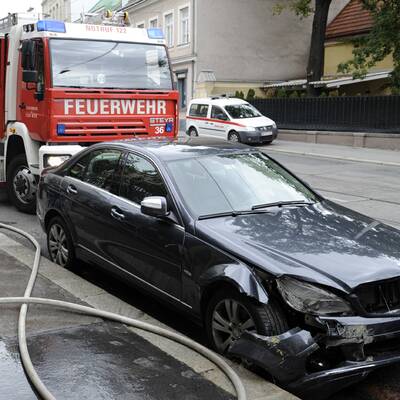 Mercedes rast in Wiener Schanigarten