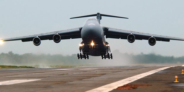 Trump-Tross kam mit vier 'Klima-Bombern' zu Greta