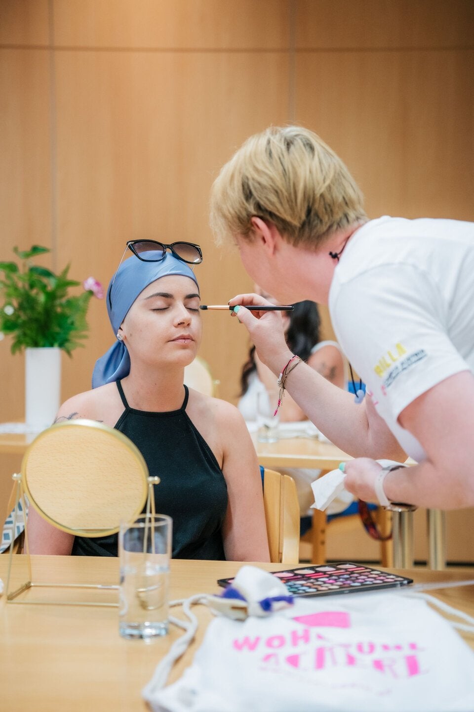 Der Verein „Feel Again“ organisiert kostenlose Wohlfühlstunden mit Make-up-Coaching und Fotoshooting für an Krebs erkrankte Frauen.