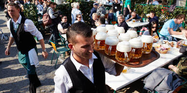 Schweizerhaus trotzt Teuerung und h&auml;lt Bierpreis stabil