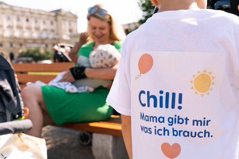 Mit ihrem Stillstand auf dem Wiener Heldenplatz machten Mütter und Väter auf das immer noch diskutierte Thema aufmerksam. 