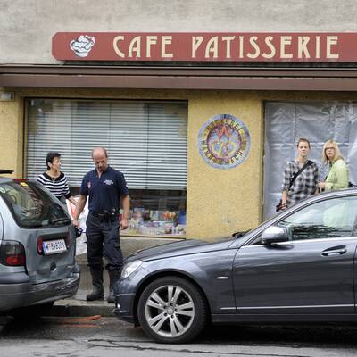 Mercedes rast in Wiener Schanigarten
