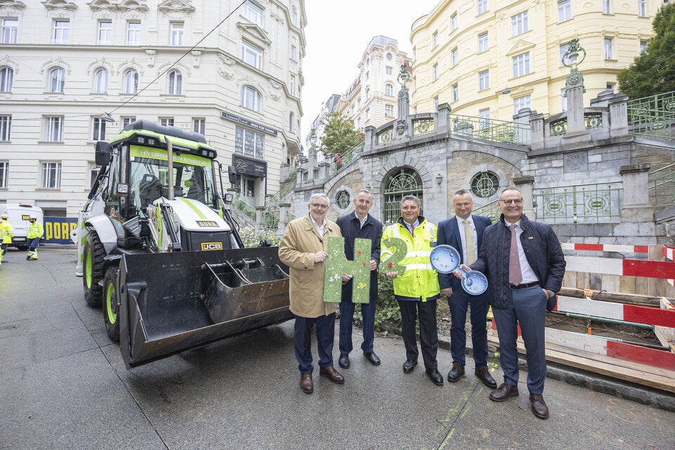 v.l.: Wiener Netze GF Gerhard Fida, Wiener Stadtwerke Generaldirektor Peter Weinelt, CEO PORR Karl-Heinz Strauss, Hannes Zeilinger, JCB General Manager Major Accounts Europe, Frank Zander, JCB Director Major Accounts Europe