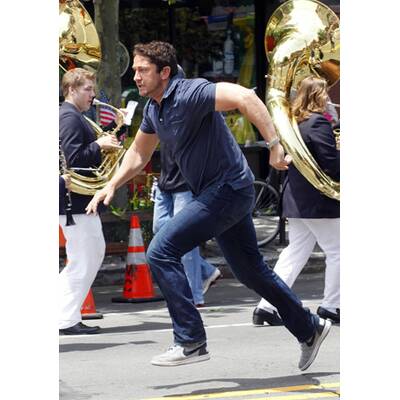 Butler jagd als Kautions-Cop Jen Aniston