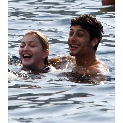 Star-Ladys und ihre knackigen Toyboys