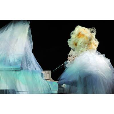 Schräg, sexy - Lady Gaga live auf der Bühne