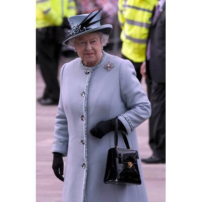 Queen Elisabeth mit ihrem Wegbegleiter: Der Launer-Handtasche