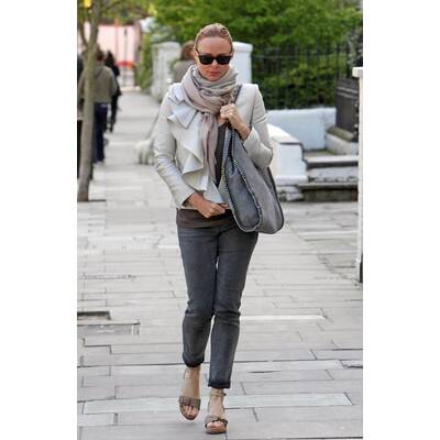 Modedesignerin beweist Stil