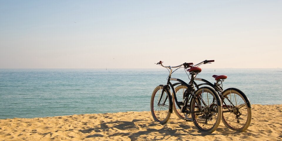 2 Fahrräder am Strand