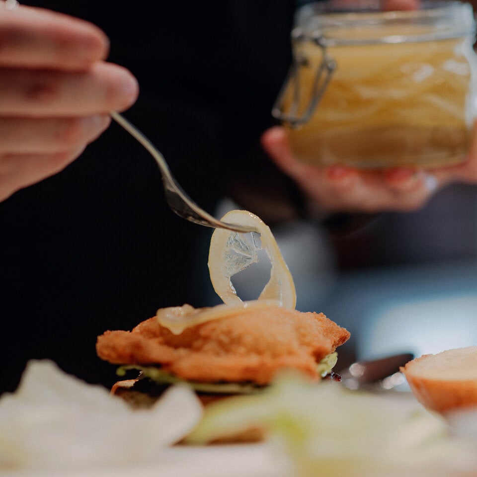 Zwei Wiener Klassiker gibt es jetzt als ''Burger to go''