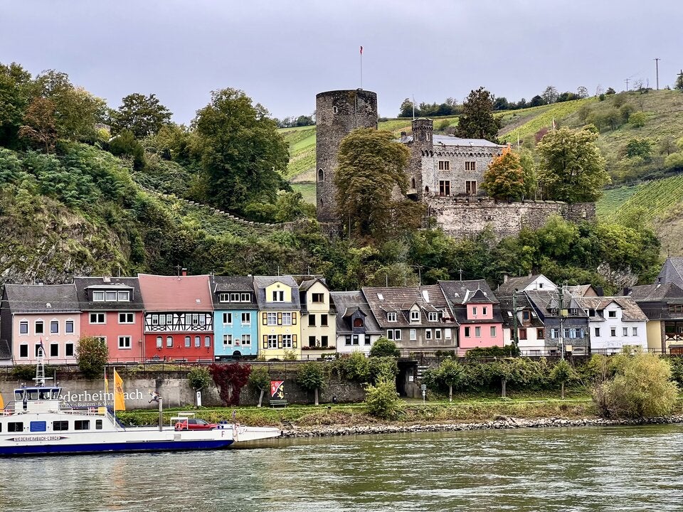 Burg Hoheneck in Niederheimbach entlang des UNESCO Welterbes Mittelrheintal.