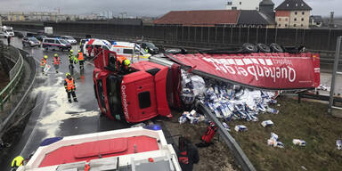 Mega-Stau nach schwerem Lkw-Unfall auf der A1