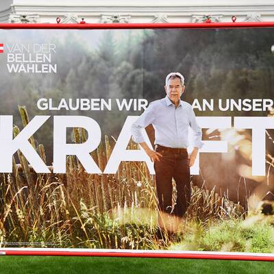 Van der Bellen zeigt neue Wahl-Plakate