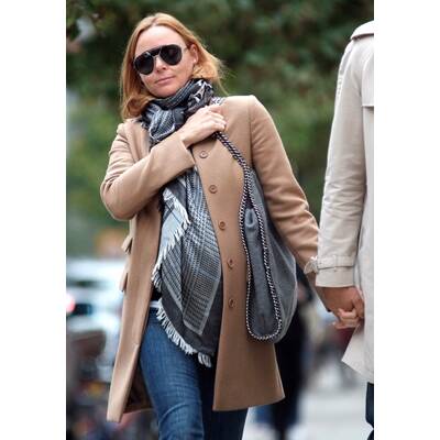 Modedesignerin beweist Stil