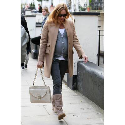 Modedesignerin beweist Stil