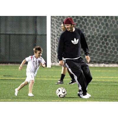 David Beckham mit Söhnchen Cruz am Fußball-Feld