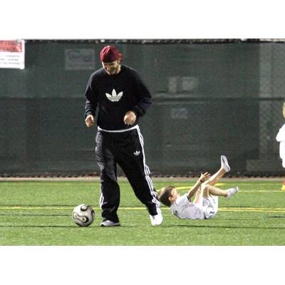 David Beckham mit Söhnchen Cruz am Fußball-Feld