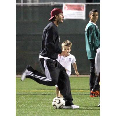 David Beckham mit Söhnchen Cruz am Fußball-Feld
