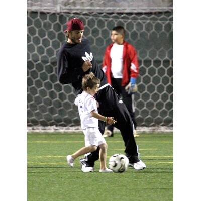 David Beckham mit Söhnchen Cruz am Fußball-Feld