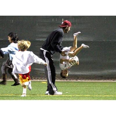 David Beckham mit Söhnchen Cruz am Fußball-Feld