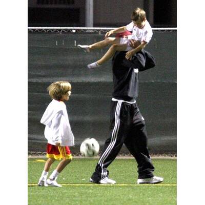 David Beckham mit Söhnchen Cruz am Fußball-Feld